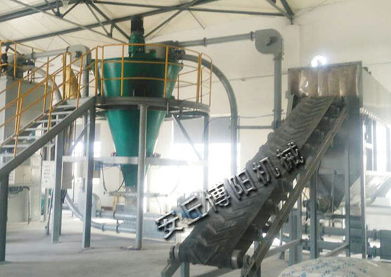 無(wú)塵輸送機搭配管鏈輸送機，就解決了車(chē)間的揚塵問(wèn)題