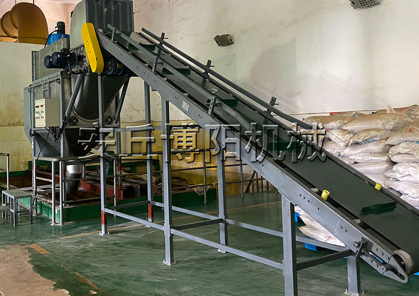 安丘博陽(yáng)硫酸銨自動(dòng)拆包機解決了人工拆包效率慢的問(wèn)題